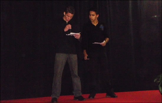 Estudantes do CEM 404 fazendo a leitura de um poema de Antonio Miranda.