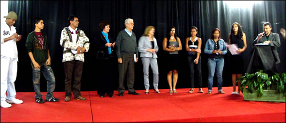 Cena final com todos os homenageados, vencedores do concurso de poesia e organizadores no palco do CEM 404 de Santa Maria, DF