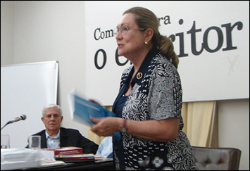 Antonio Miranda fazendo a leitura de seus poemas.