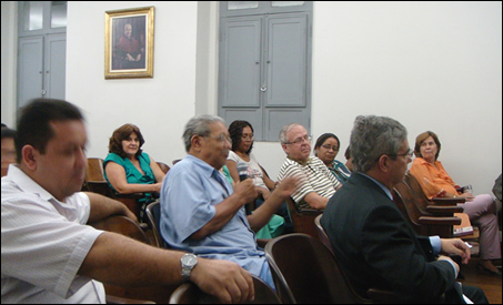 Antonio Miranda fazendo a leitura de seus poemas.