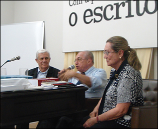 Antonio Miranda fazendo a leitura de seus poemas.