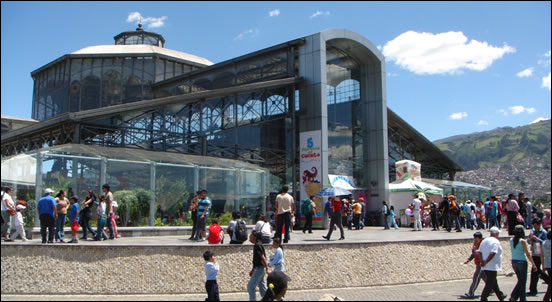 Vista do Palacio de Cristal e da zona histórica de Quito, Equador.