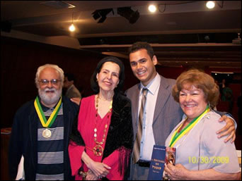 Os escritores e poetas Miguel Barbosa, Stella Leonardos e Alice Spíndola, na entrega do Prêmio Olegário Mariano 2010 ao jovem piauiense Diego Mendes Sousa, na União Brasileira de Escritores/RJ. 